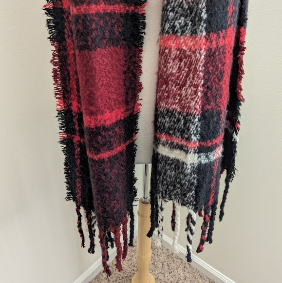 Steve Madden Plaid Fringe Scarf Red Black - Picture 3 of 6